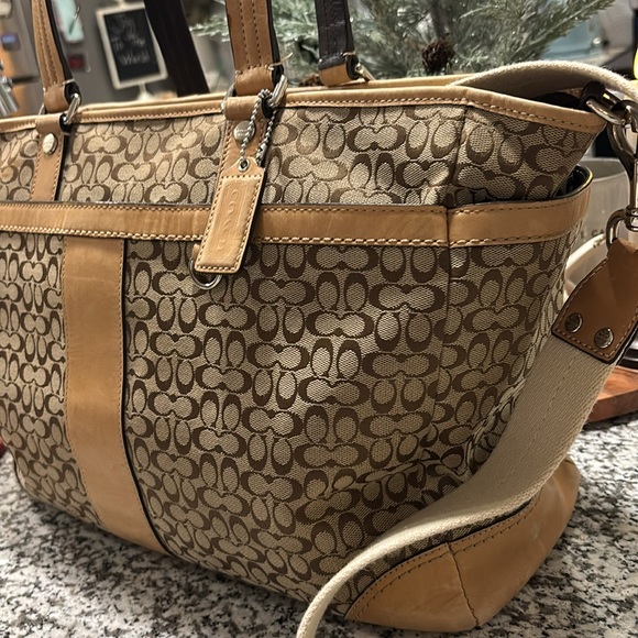 Coach Bag Extra Large~ Very Good Condition~Lots of Storage!!!! - Picture 3 of 16